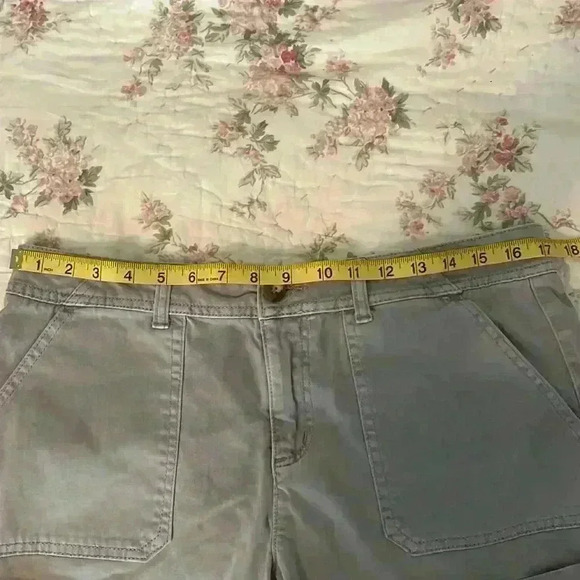 C&C California Cuffed Women’s Shorts.  Light Gray.  Size 8. - Picture 4 of 7